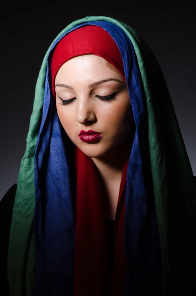 Portret van de jonge vrouw met hoofddoek — Stockfoto