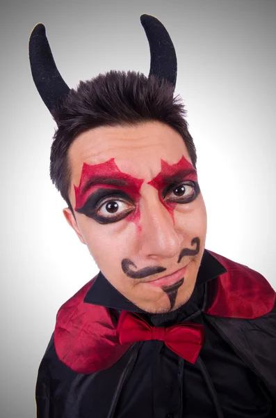 Homem disfarçado de diabo no conceito de Halloween — Fotografia de Stock