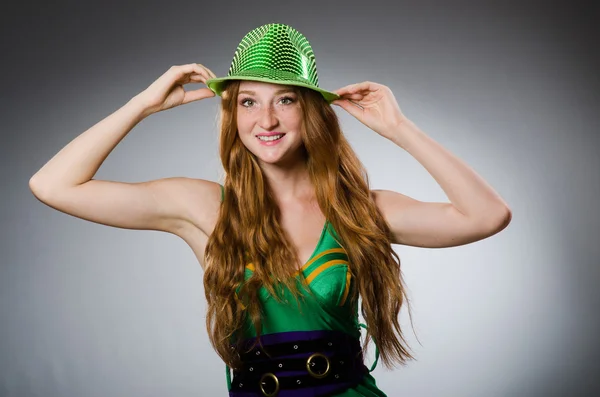 Yeşil elbise giyen genç kadın — Stok fotoğraf