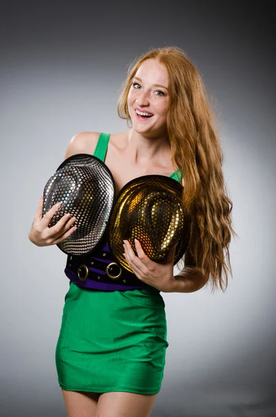 Jovem mulher vestindo vestido verde — Fotografia de Stock