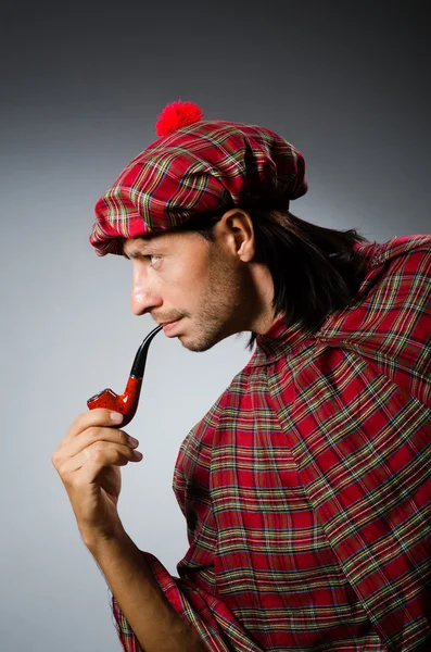 Escoteiro engraçado com cachimbo de fumar — Fotografia de Stock