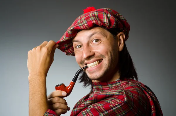 Escoteiro engraçado com cachimbo de fumar — Fotografia de Stock