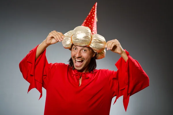 Divertido mago con vestido rojo —  Fotos de Stock