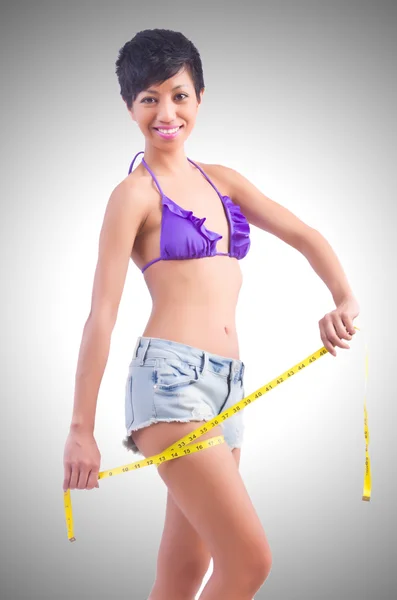 Vrouw in bikini in dieet concept — Stockfoto