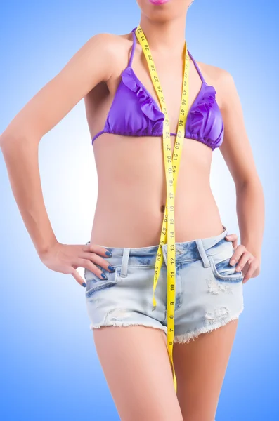 Kvinna i bikini i kost koncept — Stockfoto