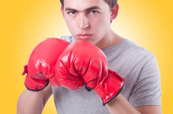 Boxeador divertido con guantes rojos —  Fotos de Stock