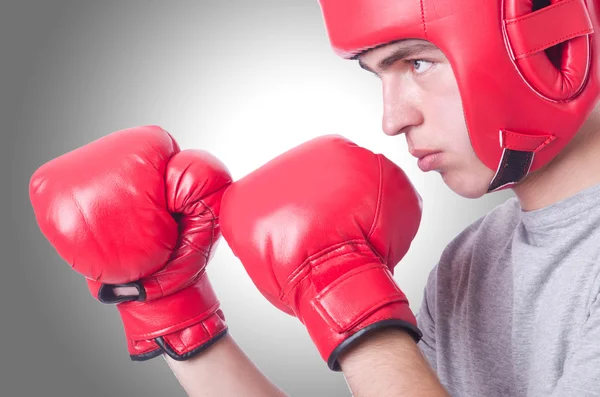 Boxeador divertido con guantes rojos — Foto de Stock