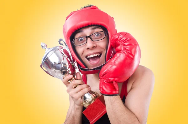 Boxeador divertido en guantes rojos — Foto de Stock