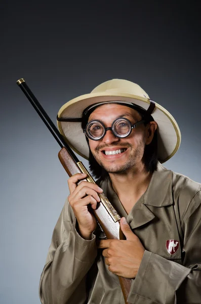 Caçador de safári engraçado com rifle — Fotografia de Stock