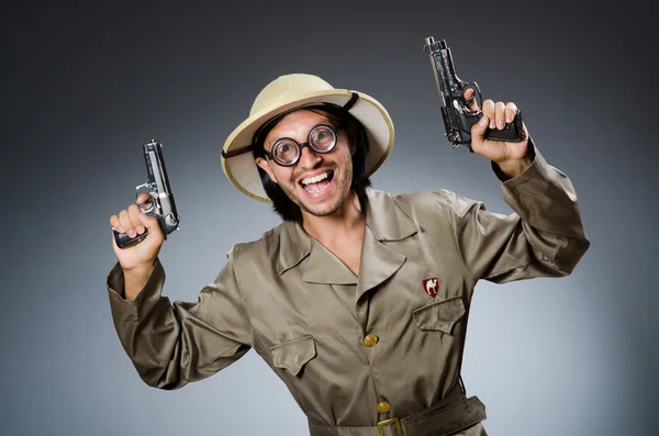 Grappige safari jager tegen achtergrond — Stockfoto