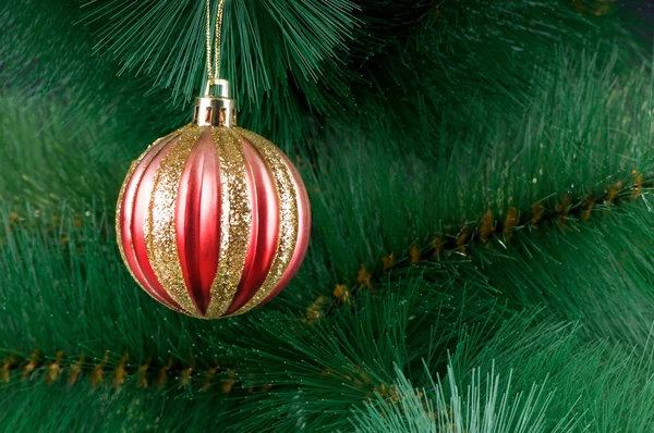 Weihnachtsschmuck am Tannenbaum — Stockfoto