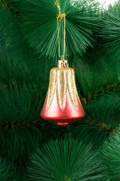 Weihnachtsschmuck am Tannenbaum — Stockfoto