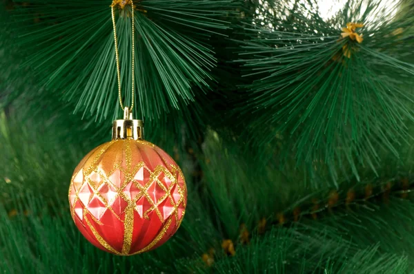 Kerstversiering op de dennenboom — Stockfoto