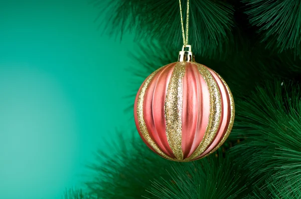 Weihnachtsschmuck am Tannenbaum — Stockfoto