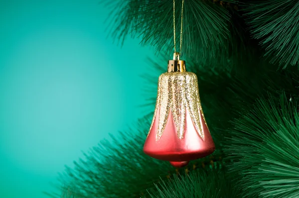 Weihnachtsschmuck am Tannenbaum — Stockfoto