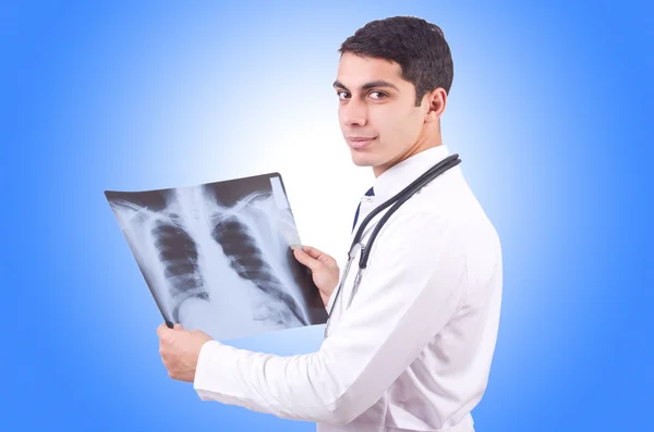 Jonge dokter met x-ray afbeelding — Stockfoto