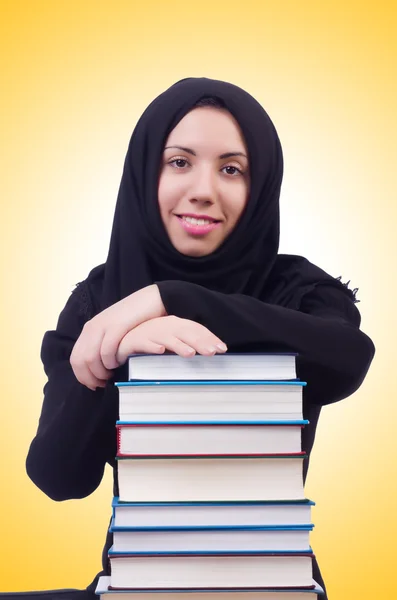 Młoda muzułmanka z książkami — Zdjęcie stockowe