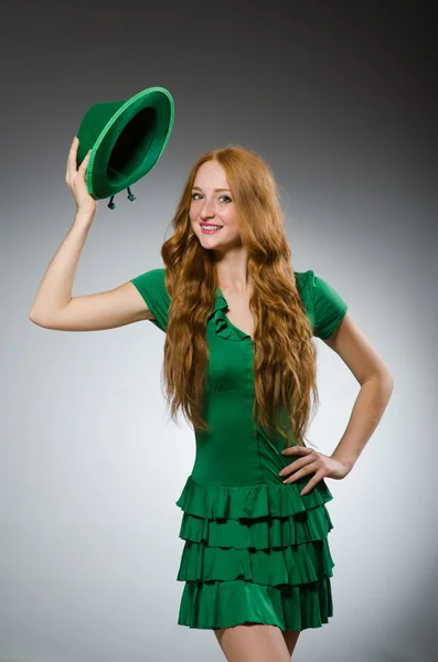 Yeşil elbise giyen genç kadın — Stok fotoğraf