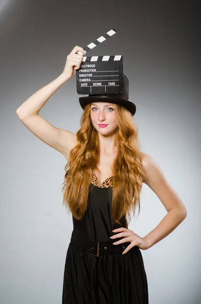Femme avec panneau de film portant un chapeau — Photo