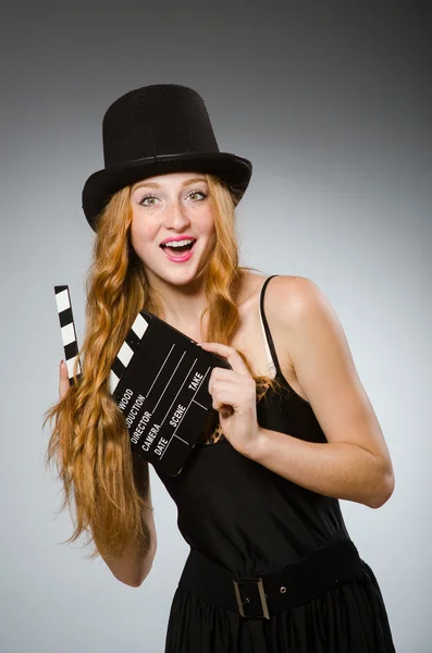 Frau mit Filmplatte trägt Hut — Stockfoto