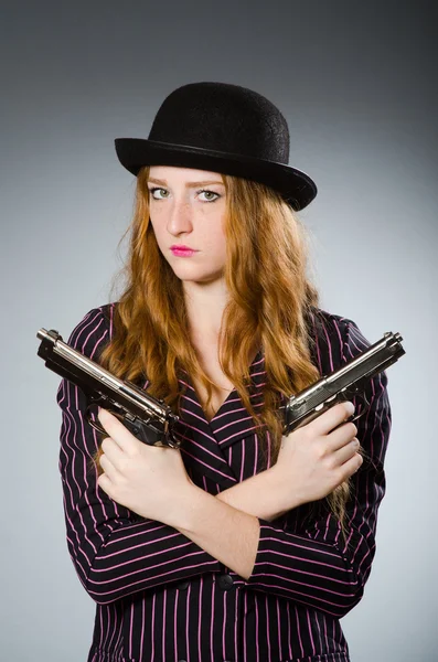 Женщина-гангстер с пистолетом в винтажной концепции — стоковое фото