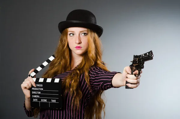 Ung kvinna i filmen koncept — Stockfoto