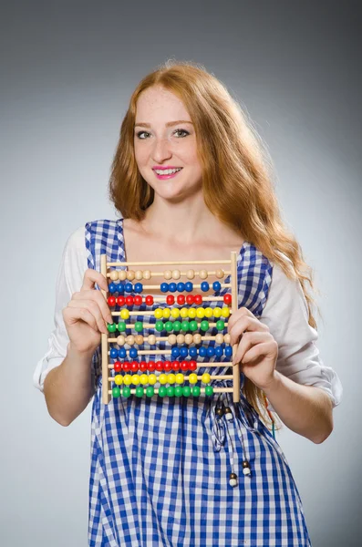 Nuori nainen, jolla on abacus kouluopetuksen käsite — kuvapankkivalokuva
