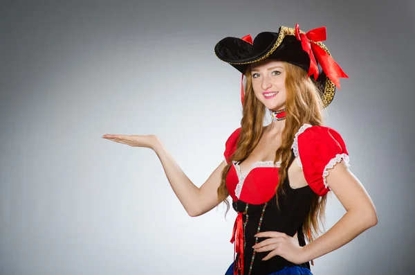 Vrouw pirate hat en kostuum dragen — Stockfoto