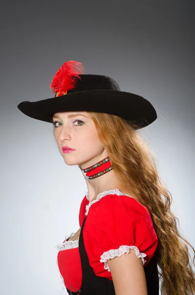 Vrouw pirate hat en kostuum dragen — Stockfoto