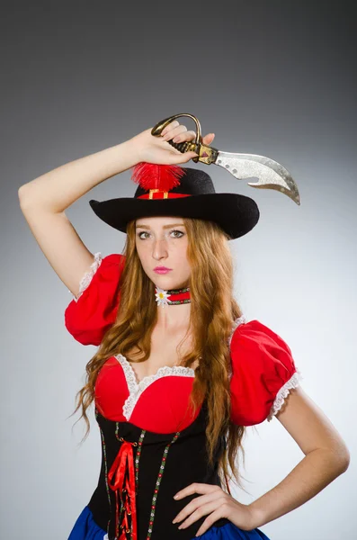 Kvinnlig pirat med vass kniv — Stockfoto