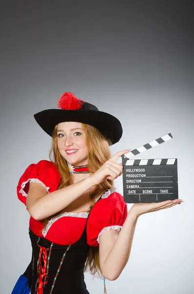 Frau im Piratenkostüm mit Filmtafel — Stockfoto