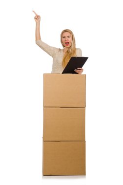 Kutuları olan kadın yeni eve taşınıyor.