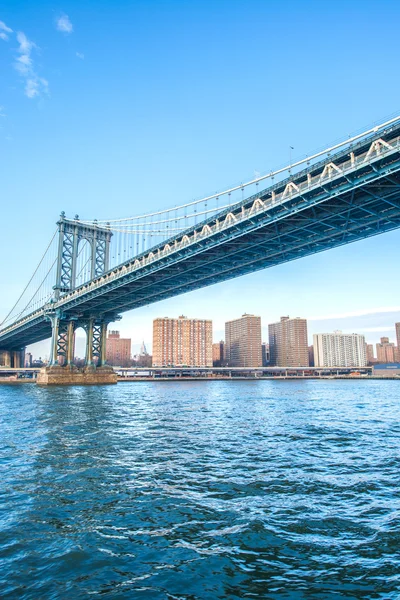 Puente de Manhattan en el día de verano — Foto de Stock