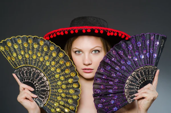 Mujer bailando con fans en concepto de artes — Foto de Stock