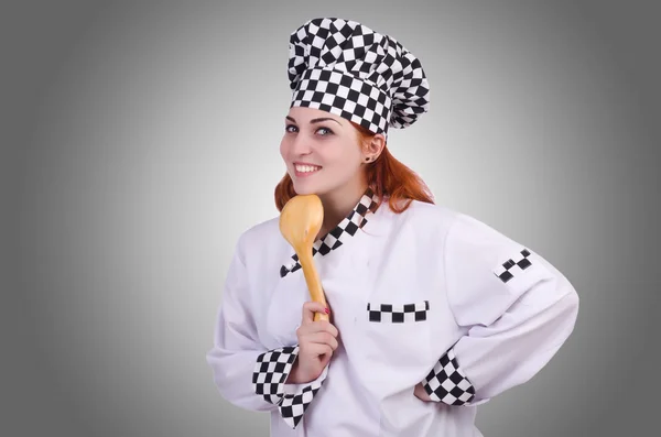 Tahta kaşıkla kadın aşçı — Stok fotoğraf