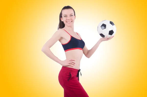 Jovem mulher com futebol — Fotografia de Stock