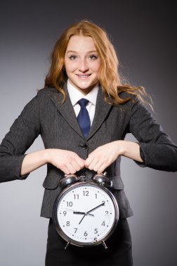 Saati olan iş kadını teslimatlarına geç kalıyor.