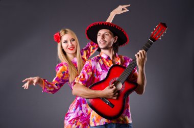 İspanyol çift gitar çalıyor ve dans ediyor.