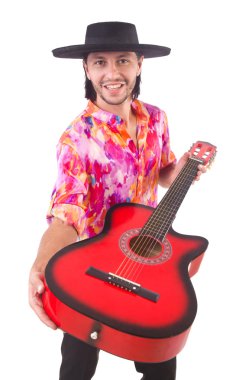Gitarlı bir sombrero giyen adam.
