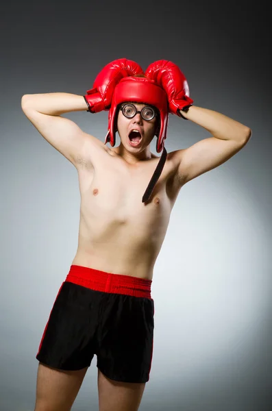 Boxeador divertido con guantes rojos — Foto de Stock