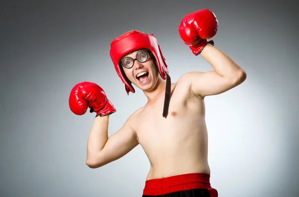 Boxeador divertido contra fondo oscuro —  Fotos de Stock