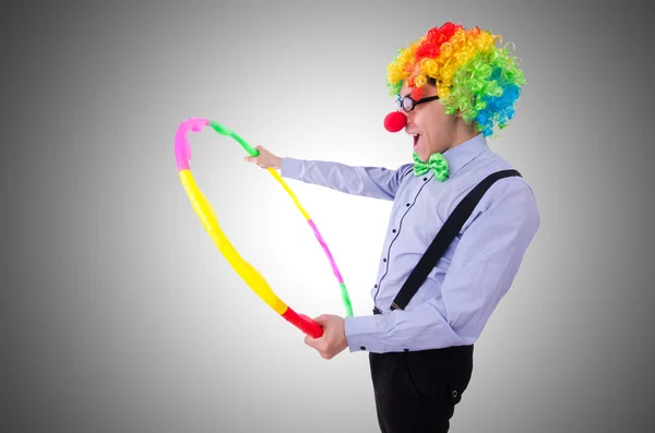 Payaso divertido con hula hoop — Foto de Stock