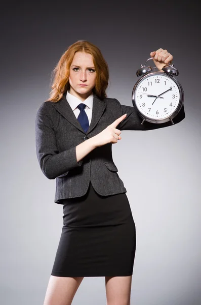 Podnikatelka s hodinami pozdě na své dodávky — Stock fotografie