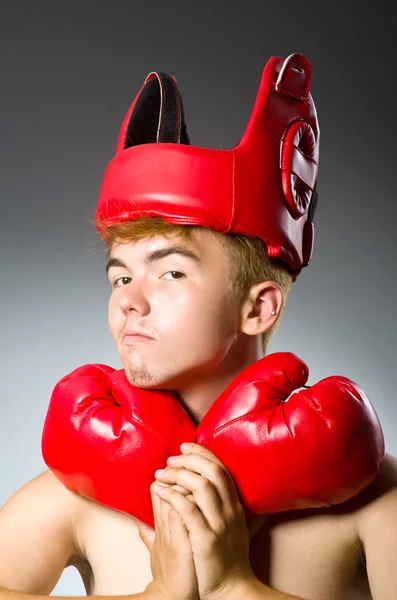 Boxeador divertido contra fondo oscuro — Foto de Stock