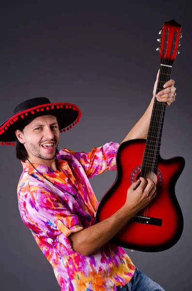 Gitarlı bir sombrero giyen adam. — Stok fotoğraf