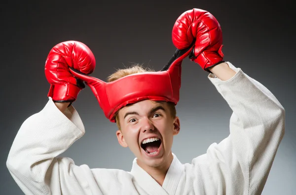 Grappige bokser tegen donkere achtergrond — Stockfoto