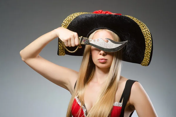 Mujer pirata con cuchillo afilado — Foto de Stock