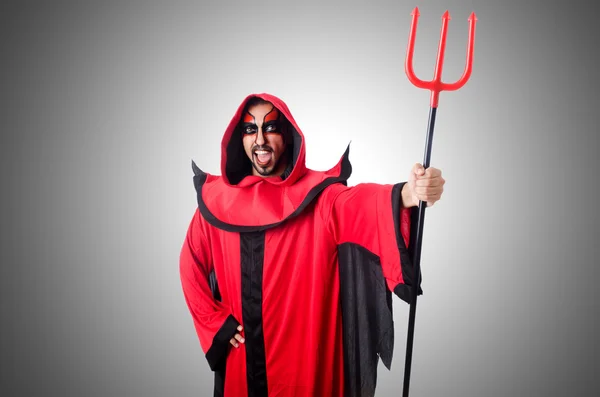 Uomo diavolo in costume rosso — Foto Stock