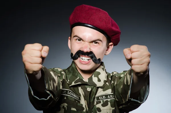 Grappige soldaat in militair concept — Stockfoto