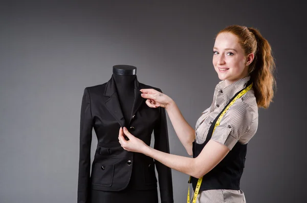 Mulher alfaiate trabalhando em novo vestido — Fotografia de Stock